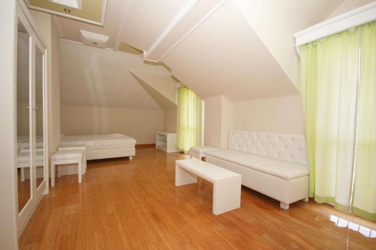 Hotel Rr Herceg Novi Exteriör bild