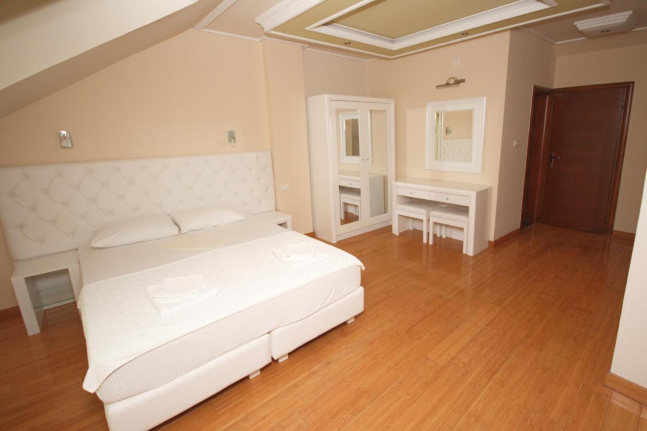 Hotel Rr Herceg Novi Exteriör bild