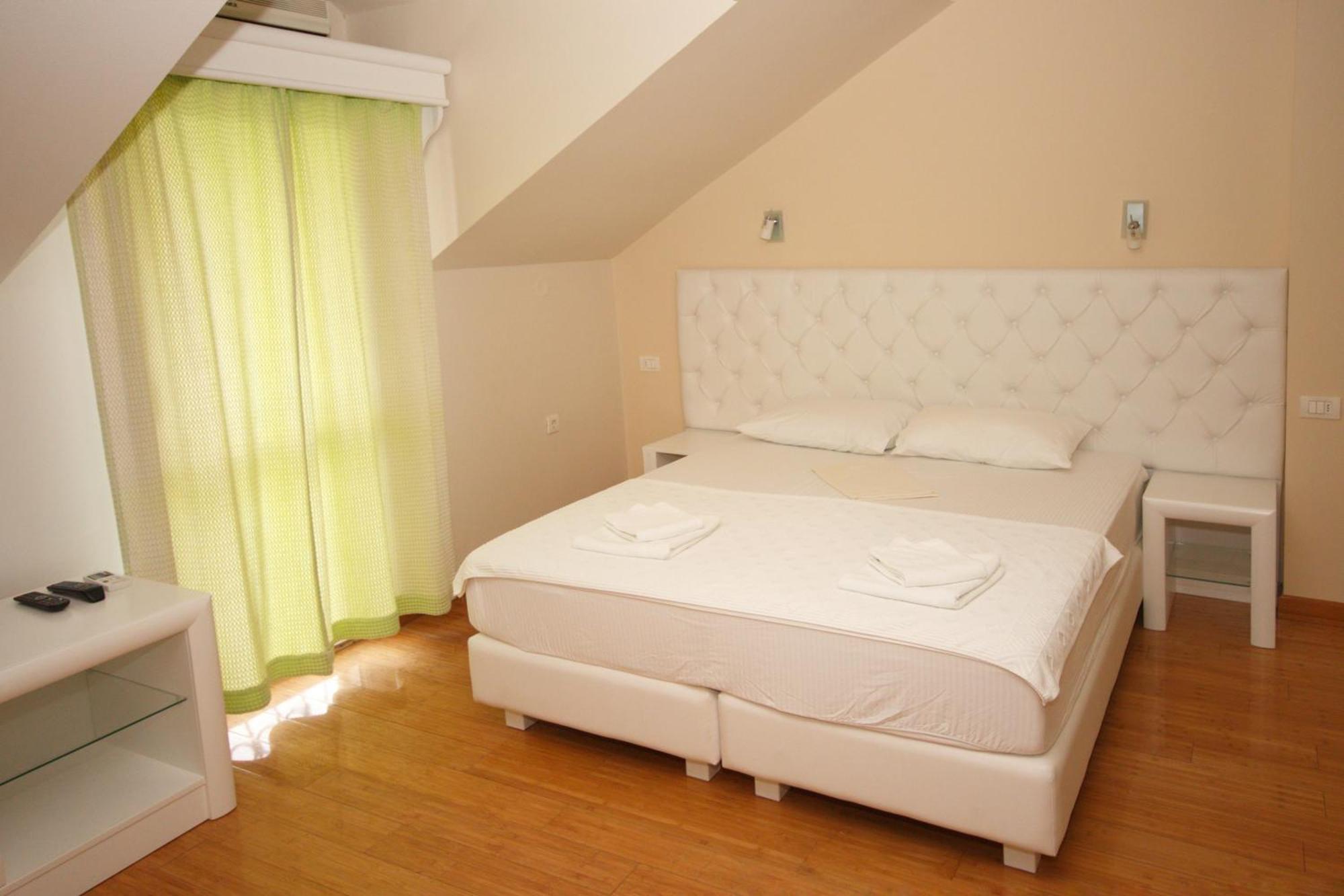 Hotel Rr Herceg Novi Exteriör bild
