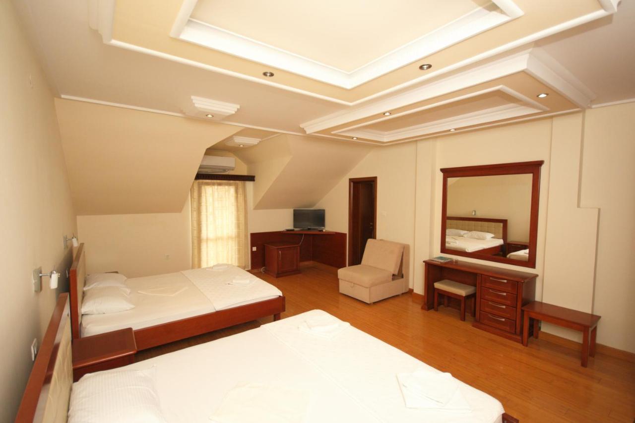 Hotel Rr Herceg Novi Exteriör bild