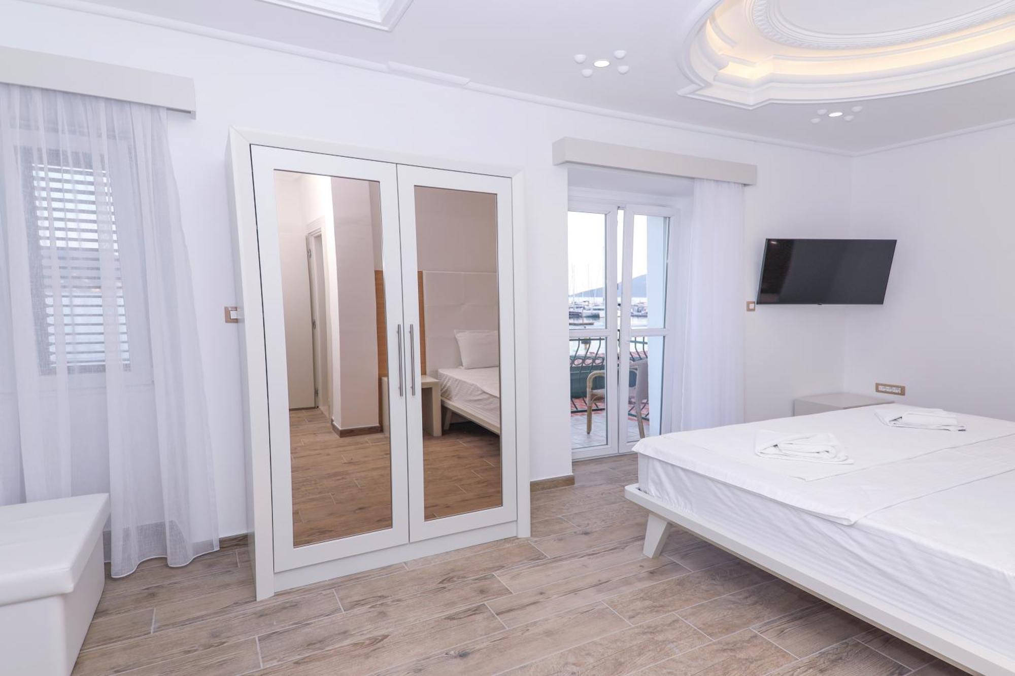 Hotel Rr Herceg Novi Exteriör bild