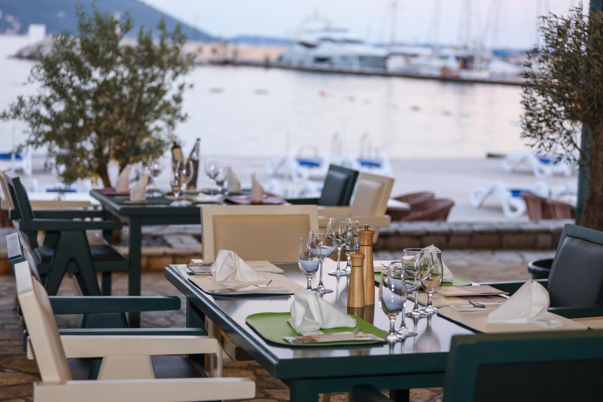 Hotel Rr Herceg Novi Exteriör bild
