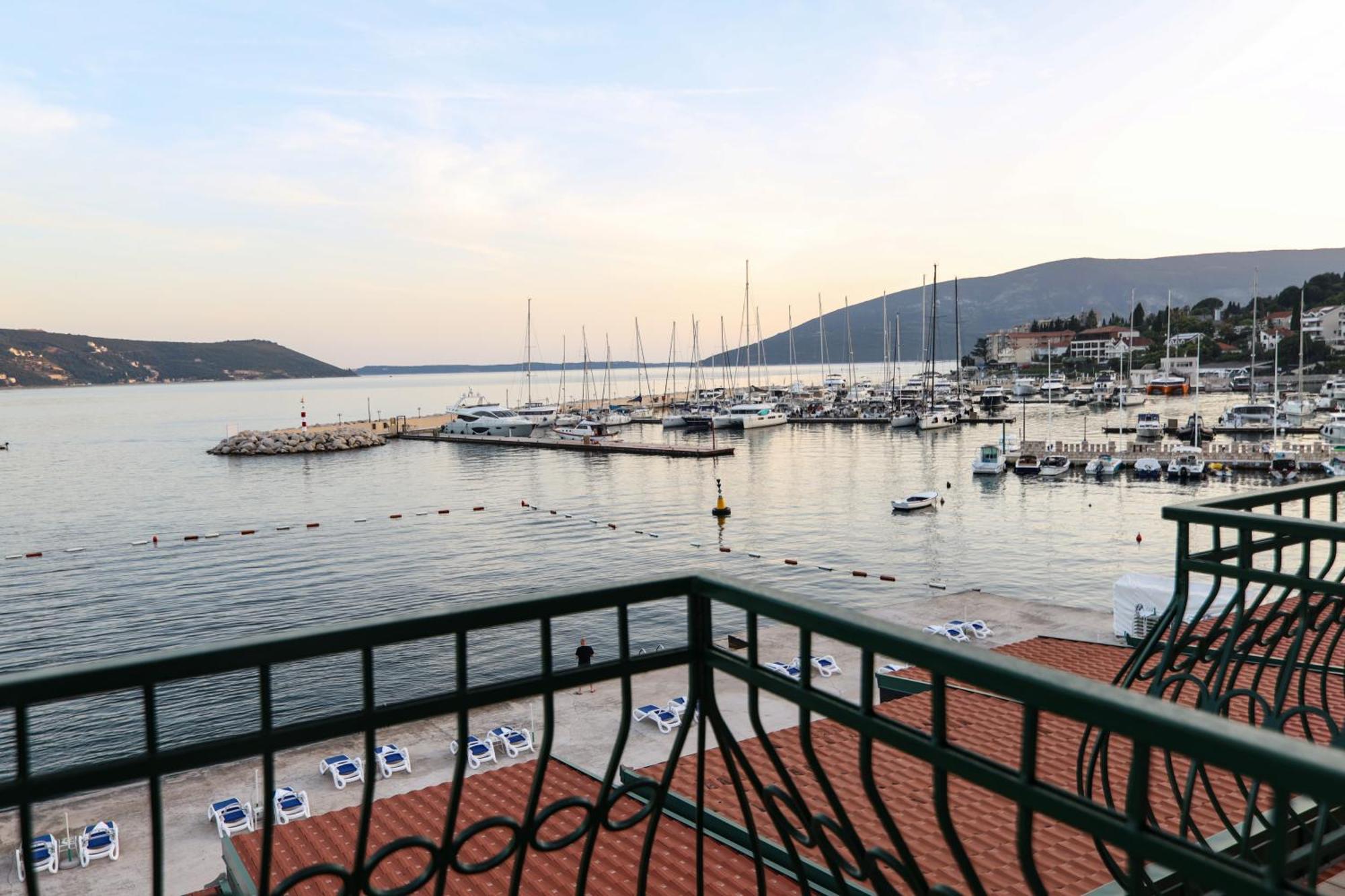 Hotel Rr Herceg Novi Exteriör bild