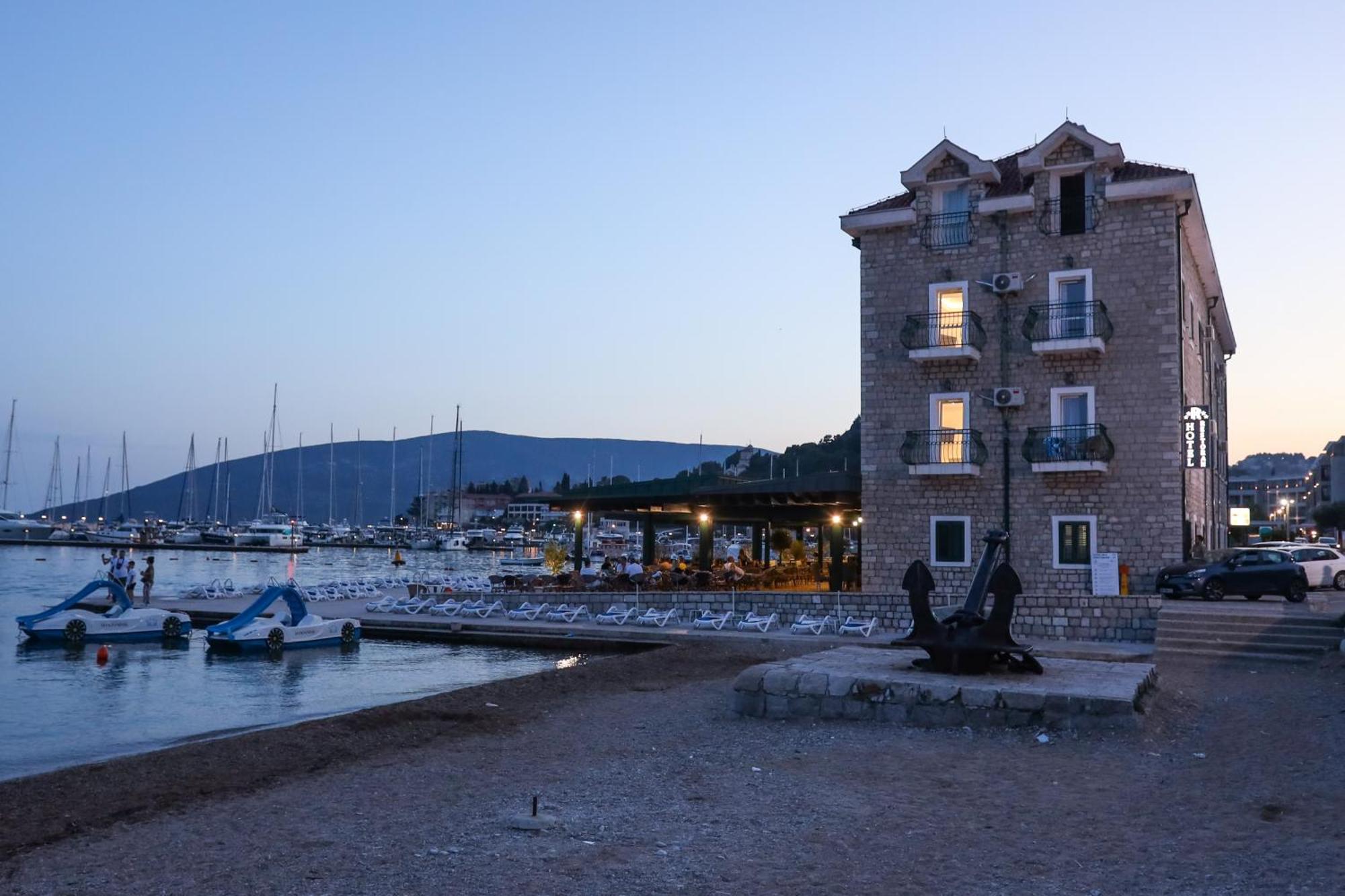Hotel Rr Herceg Novi Exteriör bild